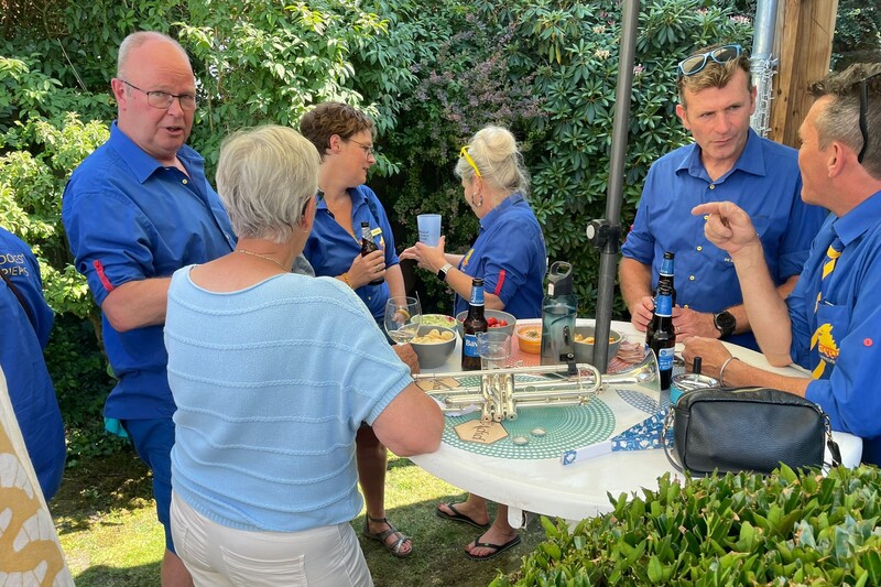 De Kwelpiepers buiten aan het spelen